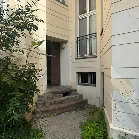 Simple Mitte Artist, Lgbtq And Work & Travel Friendly