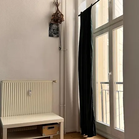 Simple Mitte Artist, Lgbtq And Work & Travel Friendly *