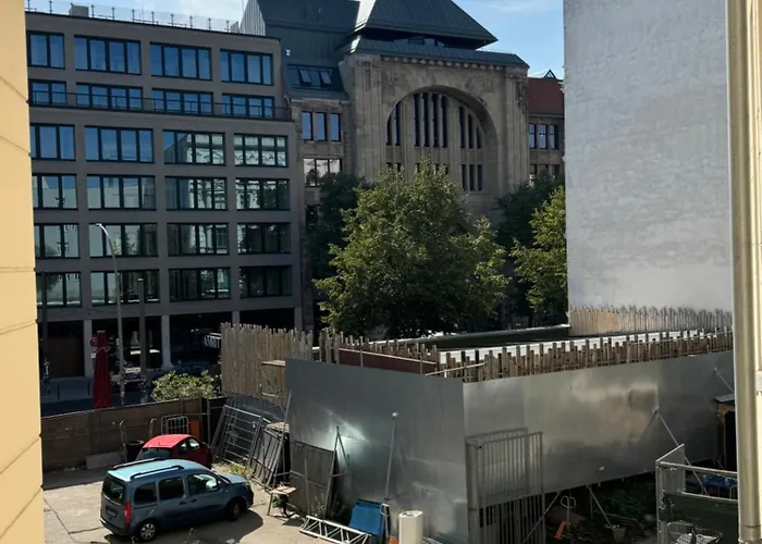 Simple Mitte Artist, Lgbtq And Work & Travel Friendly * Berlin