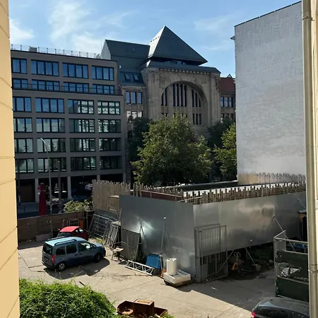 Simple Mitte Artist, Lgbtq And Work & Travel Friendly * Berlin